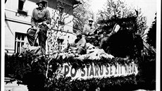 Výjev z litomyšlského 1. máje 1956. Pod heslo Pod staru se žít nedá zahrnuli... Výjev z litomyšlského 1. máje 1956. Pod heslo Pod staru se žít nedá zahrnuli...
