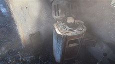 Oheň se vznítil od hořlavého materiálu, který nechal majitel dílny na plátu... Oheň se vznítil od hořlavého materiálu, který nechal majitel dílny na plátu...