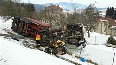 Řidič kamionu ve Štítech prorazil svodidla, sjel ze svahu a vůz se poté... Řidič kamionu ve Štítech prorazil svodidla, sjel ze svahu a vůz se poté...
