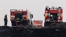 Likvidace požáru skládky u Lipníku nad Bečvou, kde začalo hořet v pondělí... Likvidace požáru skládky u Lipníku nad Bečvou, kde začalo hořet v pondělí...