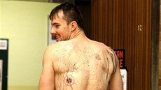 Na zádech Ondřeje Balvína se rodí velké tetování. Na zádech Ondřeje Balvína se rodí velké tetování.