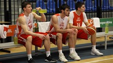 Ondřej Sehnal, Viktor Půlpán a Václav Bujnoch (zleva) odpočívají během tréninku... Ondřej Sehnal, Viktor Půlpán a Václav Bujnoch (zleva) odpočívají během tréninku...