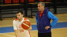 Rozehrávač Jakub Šiřina (vlevo) a trenér Ronen Ginzburg během tréninku českých... Rozehrávač Jakub Šiřina (vlevo) a trenér Ronen Ginzburg během tréninku českých...