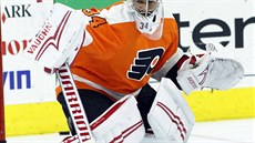 Petr Mrázek v dresu Philadelphie během rozbruslení Petr Mrázek v dresu Philadelphie během rozbruslení