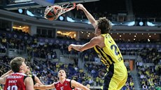 Jan Veselý z Fenerbahce Istanbul se zasmečoval do milánského koše. Sledují ho... Jan Veselý z Fenerbahce Istanbul se zasmečoval do milánského koše. Sledují ho...