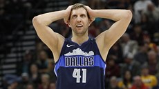 Dirk Nowitzki sleduje, jak jeho Dallas míří k další prohře. Dirk Nowitzki sleduje, jak jeho Dallas míří k další prohře.