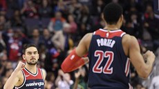 Tomáš Satoranský (vlevo) a Otto Porter Jr. oslavují povedenou akci Washingtonu. Tomáš Satoranský (vlevo) a Otto Porter Jr. oslavují povedenou akci Washingtonu.