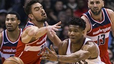 Janis Adetokunbo (v bílém dresu) z Milwaukee přihrává kolem Tomáše Satoranského... Janis Adetokunbo (v bílém dresu) z Milwaukee přihrává kolem Tomáše Satoranského...
