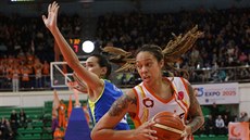 Brittney Grinerová (vpravo) z Jekatěrinburgu útočí na koš USK Praha. Neubránila... Brittney Grinerová (vpravo) z Jekatěrinburgu útočí na koš USK Praha. Neubránila...