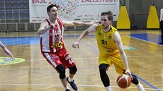 Opavský rozehrávač Radovan Kouřil (ve žlutém) najíždí kolem Jiřího Welsche z... Opavský rozehrávač Radovan Kouřil (ve žlutém) najíždí kolem Jiřího Welsche z...