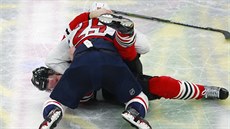 Devante Smith-Pelly z Washingtonu (s číslem 25) a Connor Murphy z Chicaga si... Devante Smith-Pelly z Washingtonu (s číslem 25) a Connor Murphy z Chicaga si...