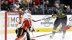 Gólman Calgary David Rittich zasahuje v utkání proti Vegas. Gólman Calgary David Rittich zasahuje v utkání proti Vegas.