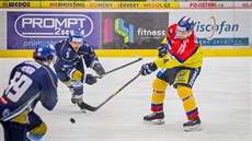 Momentka z duelu prvoligových hokejist eských Budjovic a Kladna (modrá)