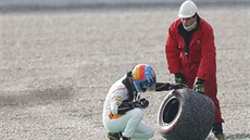 Španělský pilot formule 1 Fernando Alonso smolně pozoruje, jak mu při testech... Španělský pilot formule 1 Fernando Alonso smolně pozoruje, jak mu při testech...