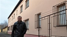 Místostarosta Litoměřic Karel Krejza před budovou kasáren. Místostarosta Litoměřic Karel Krejza před budovou kasáren.