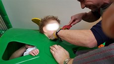 Chlapec strčil hlavu do atrakce a nemohl ji vyndat. Pomoci mu museli hasiči.... Chlapec strčil hlavu do atrakce a nemohl ji vyndat. Pomoci mu museli hasiči....
