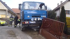 Řidič řádně nezajistil nákladní auto a to na něj najelo. Skončil na chirurgii... Řidič řádně nezajistil nákladní auto a to na něj najelo. Skončil na chirurgii...
