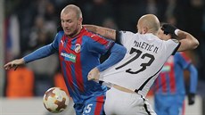 Plzeský útoník Michael Krmeník v souboji se stoperem Partizanu Nemanjou...