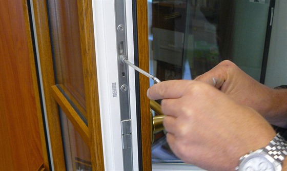 Seízení tsnosti oken pomocí imbusového klíe