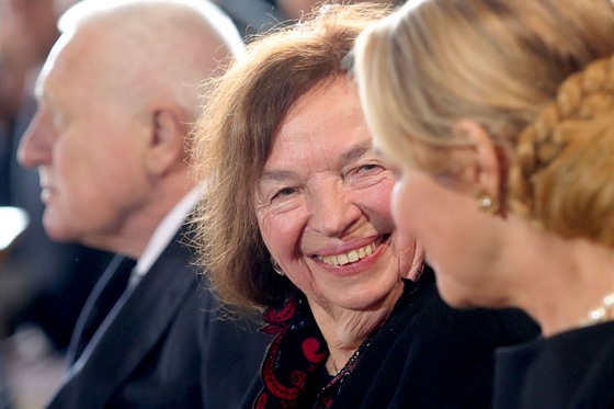 Livia Klausová hovoí s Dagmar Havlovou na slavnostní inauguraci prezidenta...