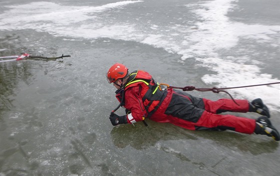 Hasii v Mackovicích na Znojemsku vytáhli ze zamrzlého rybníka tonoucího psa....
