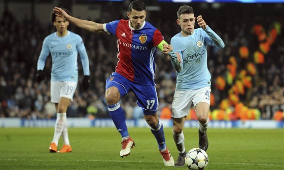 eský obránce Marek Suchý z Basileje (vlevo) a Phil Foden z Manchesteru City v...