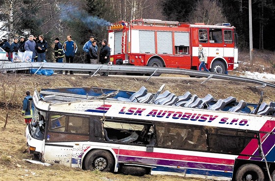 Havarovaný patrový autobus, ve kterém v beznu 2003 u Naidel zemelo 19 pasaér.