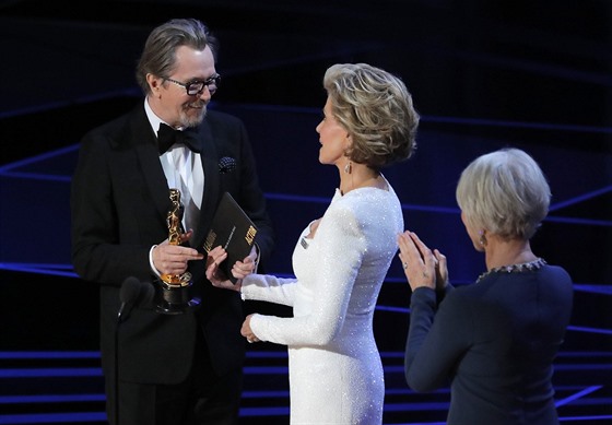 Gary Oldman pebírá Oscara od Jane Fondové a Helen Mirrenové (5. bezna 2018).