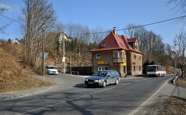 Auta, která sjídjí z Horní Prosee, mají v dopravní pice problém vyjet na...