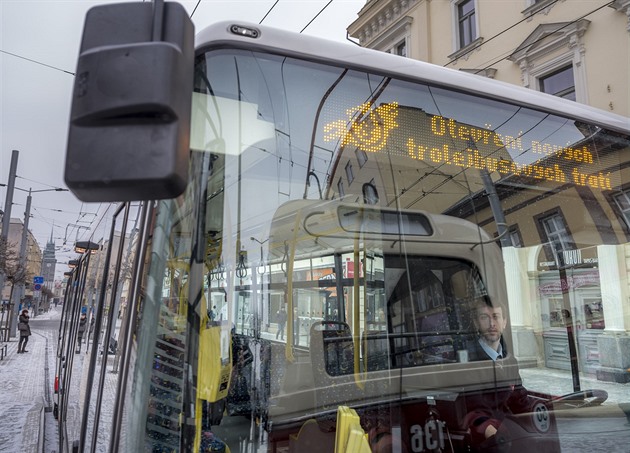 Naostro zanou trolejbusy po nových tratích jezdit od nedle.