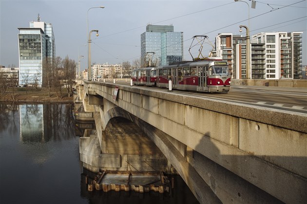 Na praský Libeský most se vrátila doprava (3. bezna 2018).