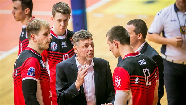 POKYNY OD TRENÉRA. René Dvořák promlouvá k budějovickým volejbalistům. POKYNY OD TRENÉRA. René Dvořák promlouvá k budějovickým volejbalistům.