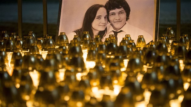 Pietní místo pro zavražděné Jána Kuciaka a jeho snoubenku Martinu v Bratislavě Pietní místo pro zavražděné Jána Kuciaka a jeho snoubenku Martinu v Bratislavě
