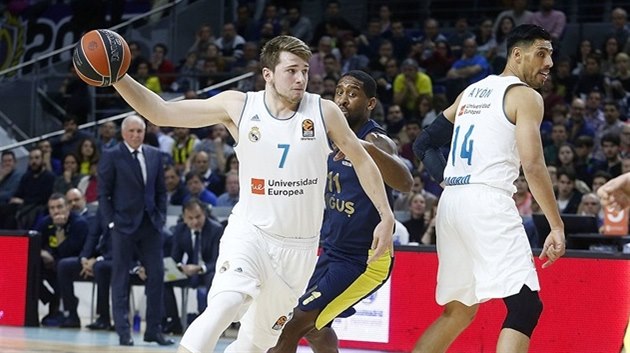 Luka Dončič (vlevo) z Realu Madrid využívá clony Gustava Ayóna, aby se uvolnil... Luka Dončič (vlevo) z Realu Madrid využívá clony Gustava Ayóna, aby se uvolnil...