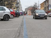 V Pekárenské ulici začalo ze silnice rychle mizet vodorovné značení – modré...