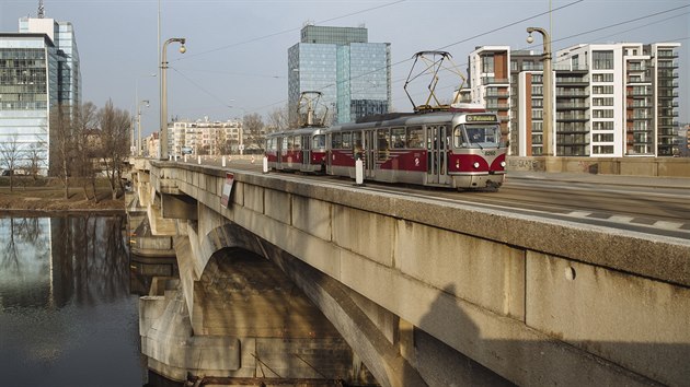 Na praský Libeský most se vrátila doprava (3. bezna 2018).