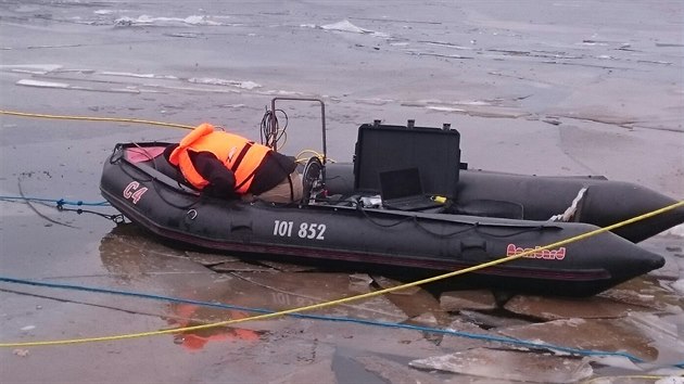 Potpi na Orlick pehrad ptraj po bruslai, pod kterm se v sobotu prolomil led (4. bezna 2018).