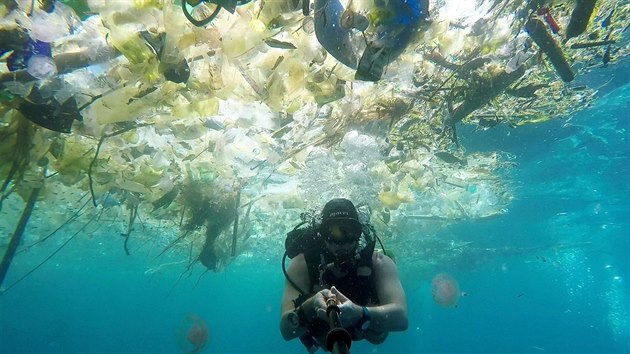 Potp nafotil moe pln plastovch odpadk u pobe indonskho turistickho resortu na Bali (6. bezna 2018).