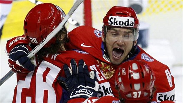 Ovekin (uprosted) a Grebekov oslavují gól v síti Kanady.