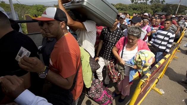 Do Kolumbie proud i zdrav Venezuelan, kte vlast opout kvli patn ekonomick situaci.