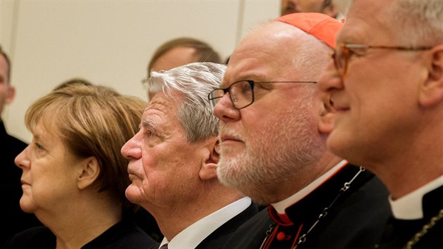 Reinhard Marx na spolen fotografii s Angelou Merkelovou a Joachimem Gauckem.