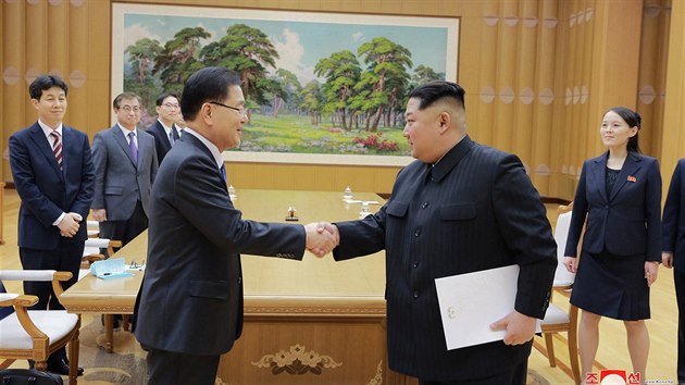 Severokorejsk vdce Kim ong-un pijal delegaci z Jin Koreje (5. bezna 2018).