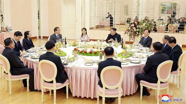 Severokorejsk vdce Kim ong-un pijal delegaci z Jin Koreje (5. bezna 2018).