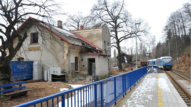 Vpravn budova ndra v Nov Vsi nad Nisou, kter le bezprostedn u Jablonce, se bour u od konce nora. Zachrnit se ji u nepodailo. Uzavela se tak jej 124let historie.