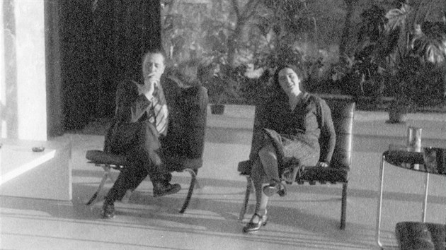 Mies van der Rohe a Grete Tugendhatov v obvacm pokoji (piblin 1931)