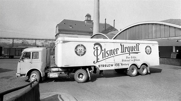 Plzesk pivo bylo jednm z hlavnch vvoznch artikl komunistickho eskoslovenska. Nkladn automobil na snmku z dubna 1959 mil do zpadonmeckho Hamburku.