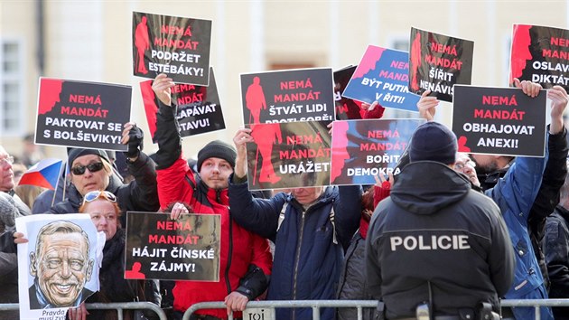 Demonstrace na Praskm hrad proti Miloi Zemanovi v den jeho slavnostn inaugurace. (8. bezna 2018)