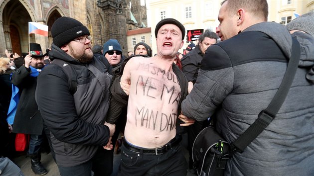 Jeden z demonstrant proti Miloi Zemanovi v den jeho slavnostn inaugurace na Praskm hrad. (8. bezna 2018)