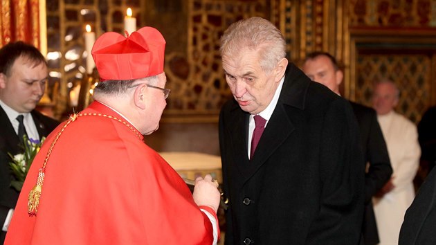 Prask arcibiskup kardinl Dominik Duka poehnal Zemanovi, pot spolen odkali oten. Nsledn zaznl svatovclavsk chorl. (8. bezna 2018)