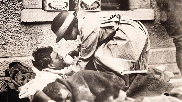 Americk pracovnice ervenho ke pomh britskmu vojkovi nakaenmu panlskou chipkou (1918)